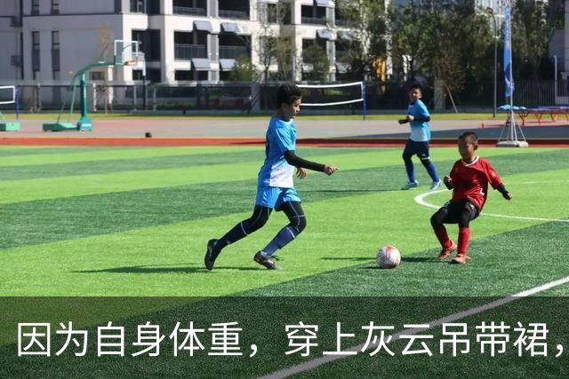 因为自身体重，穿上灰云吊带裙，看着特别充实